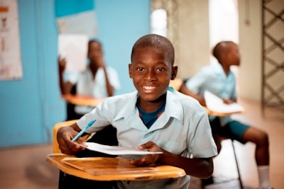 Élève en classe soutenu par LVES