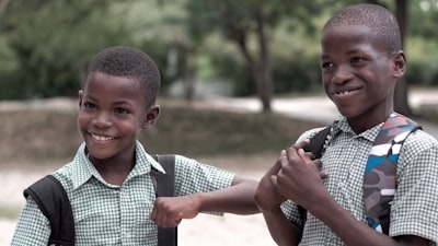 Jeune garçon scolarisé grâce au programme LVES